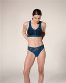 femme portant un tanga de sport sans couture hastko TANGA N°23  #color_tropico-blue