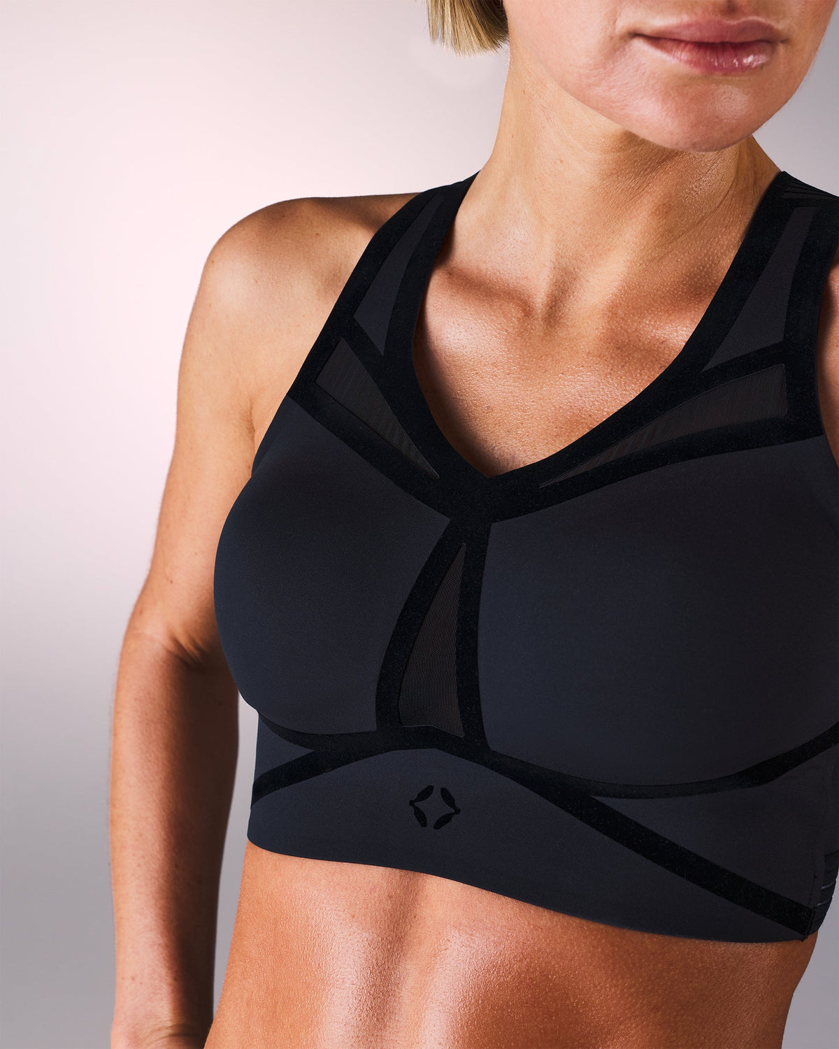 woman wearing a hastko BRA N°39 sports bra #color_true-black