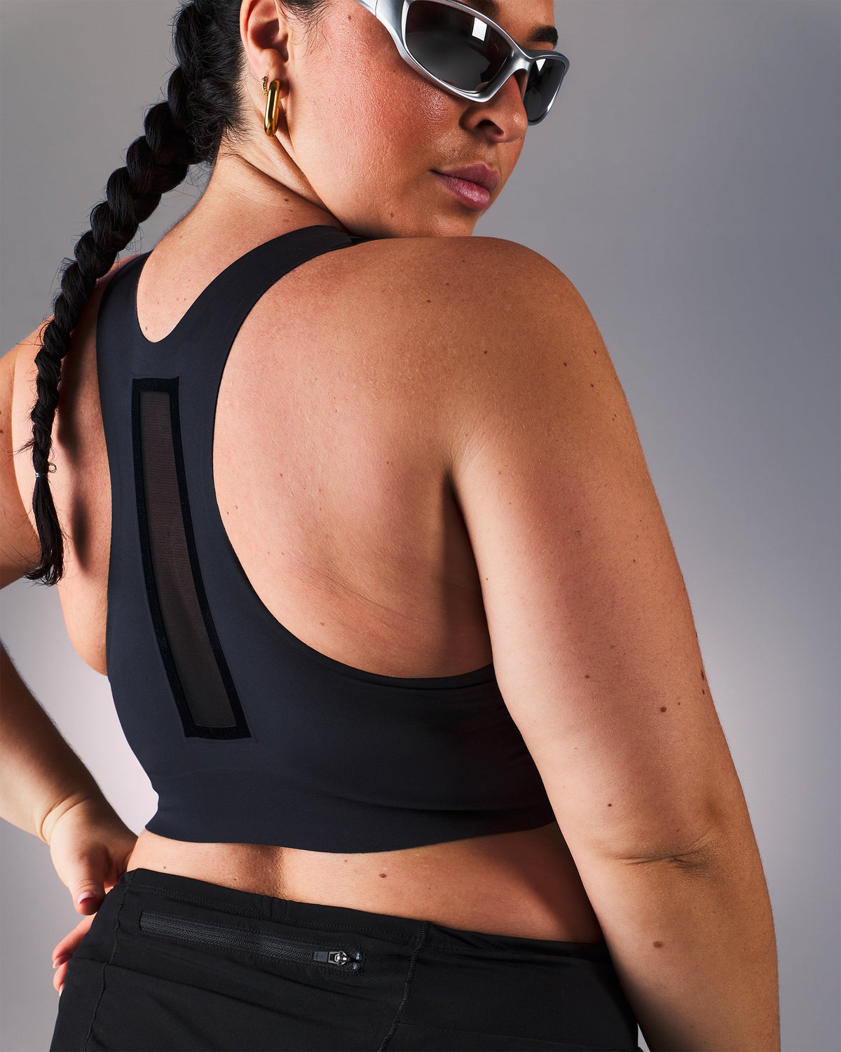 femme portant une brassière de sport hastko BRA N°42 #color_true-black
