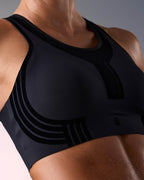 femme portant une brassière de sport hastko BRA N°42 #color_true-black