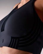 femme portant une brassière de sport hastko BRA N°42 #color_true-black