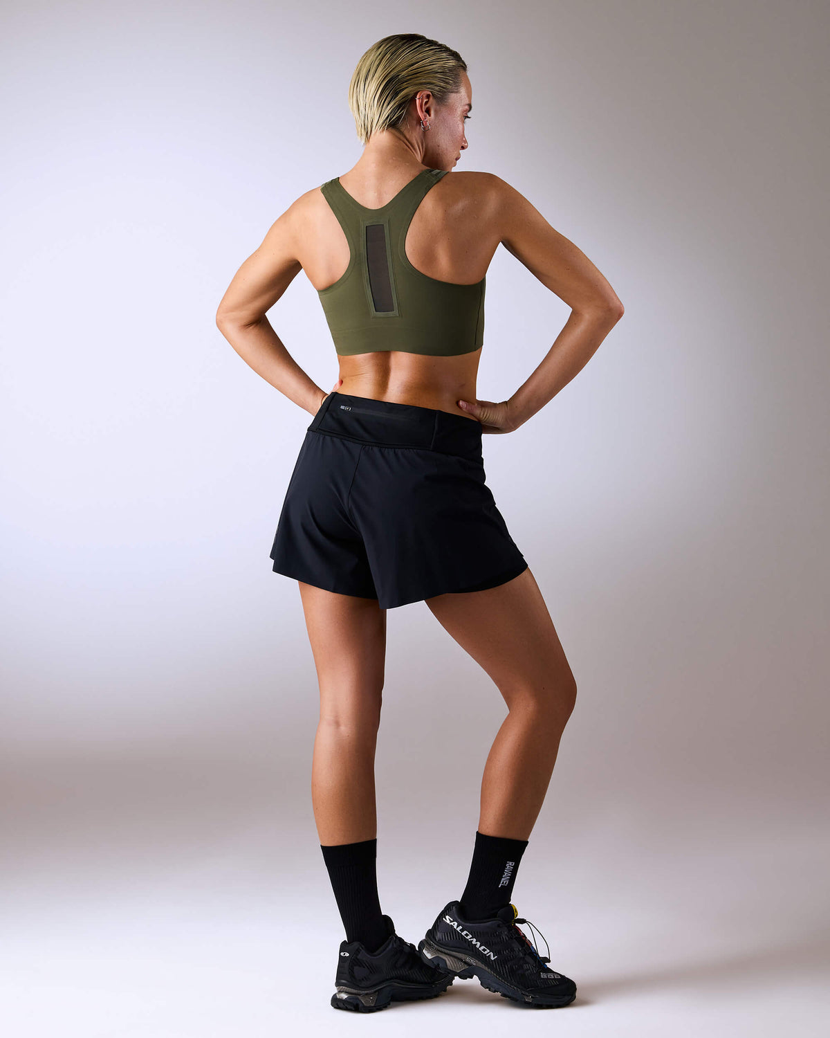 femme portant une brassière de sport hastko BRA N°42 #color_kaki
