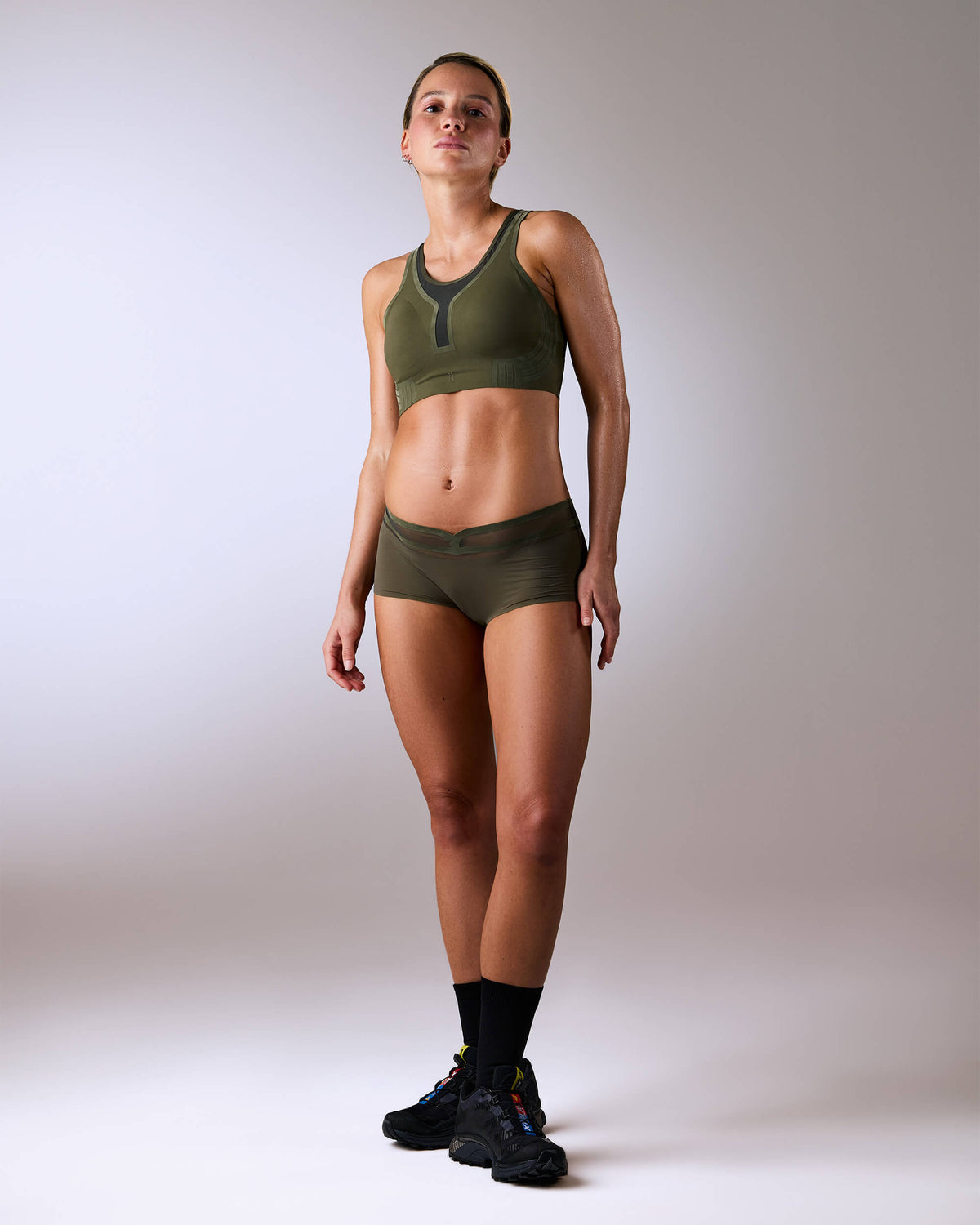 femme portant une brassière de sport hastko BRA N°42 #color_kaki