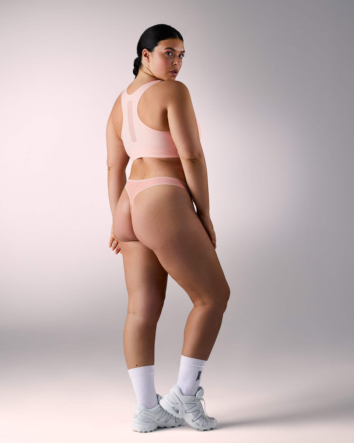 femme portant une brassière de sport hastko BRA N°42 #color_nude