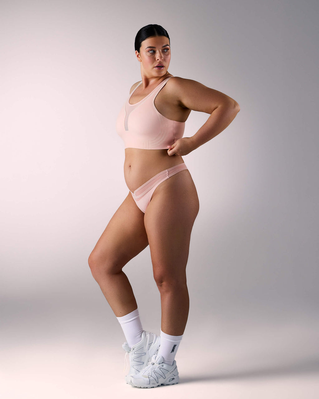 femme portant une brassière de sport hastko BRA N°42 #color_nude