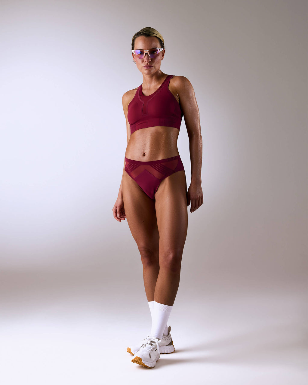 femme portant une brassière de sport hastko BRA N°42 #color_tuscany-bordeaux