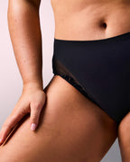 Frau trägt nahtlosen Sportslip hastko PANTY N°91 #color_true-black