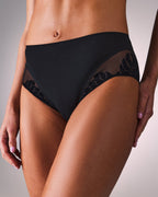 Frau trägt nahtlosen Sportslip hastko PANTY N°91 #color_true-black