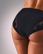 Frau trägt nahtlosen Sportslip hastko PANTY N°91 #color_true-black