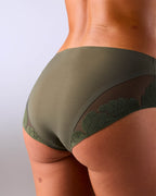 Frau trägt nahtlosen Sportslip hastko PANTY N°91 #color_kaki