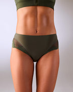 Frau trägt nahtlosen Sportslip hastko PANTY N°91 #color_kaki