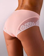 Frau trägt nahtlosen Sportslip hastko PANTY N°91 #color_nude