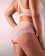 Frau trägt nahtlosen Sportslip hastko PANTY N°91 #color_nude