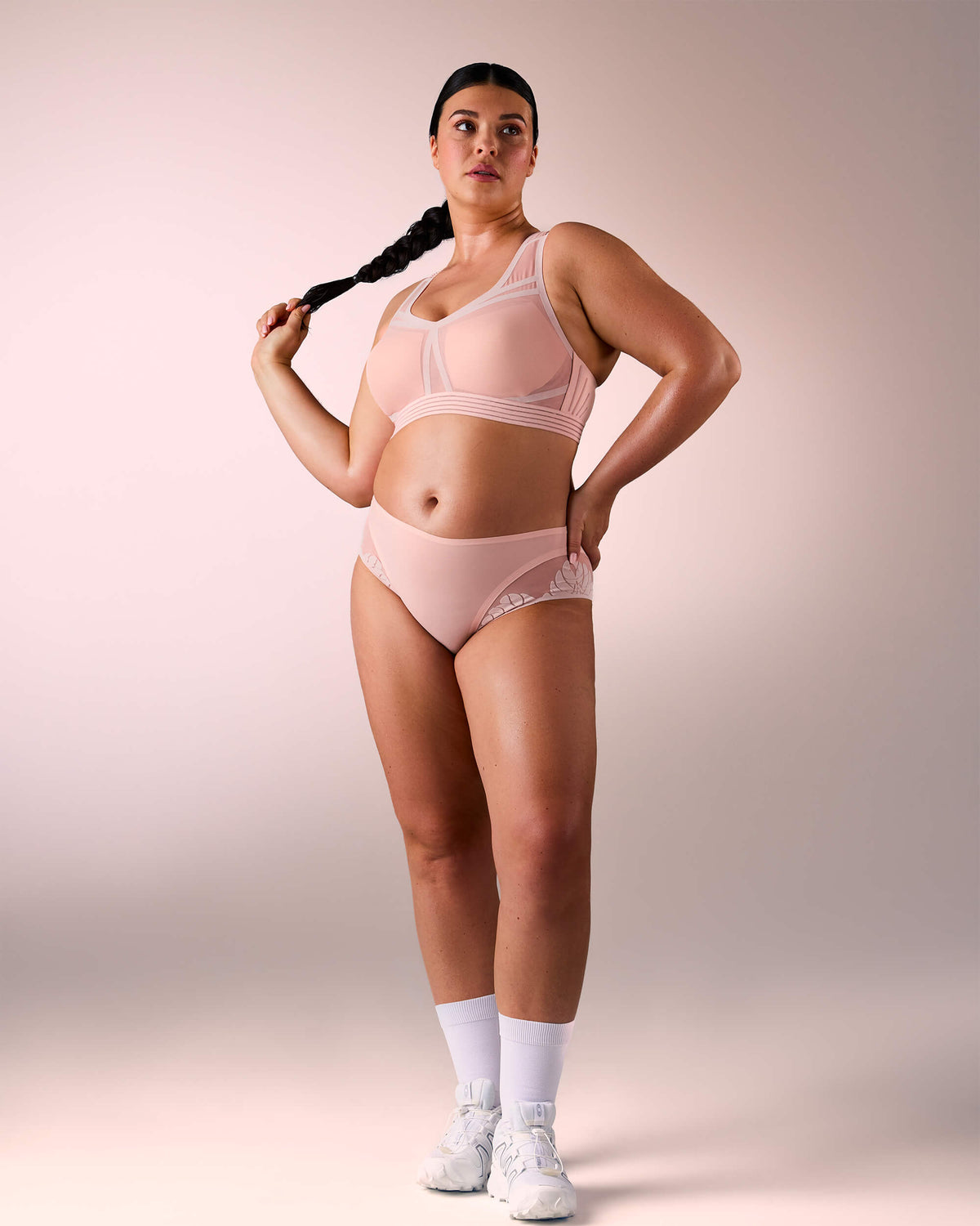 Frau trägt nahtlosen Sportslip hastko PANTY N°91 #color_nude