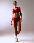 Frau trägt nahtlosen Sportslip hastko PANTY N°91 #color_tuscany-bordeaux