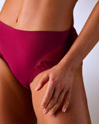 Frau trägt nahtlosen Sportslip hastko PANTY N°91 #color_tuscany-bordeaux