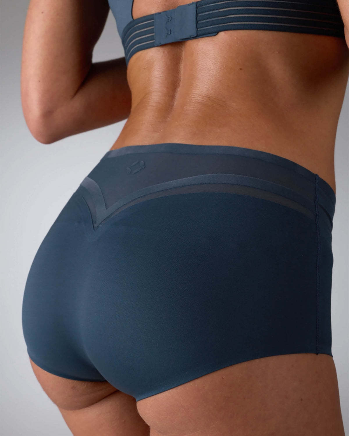 woman wearing seamless sports shorty hastko SHORTY N°19 #color_ardoise