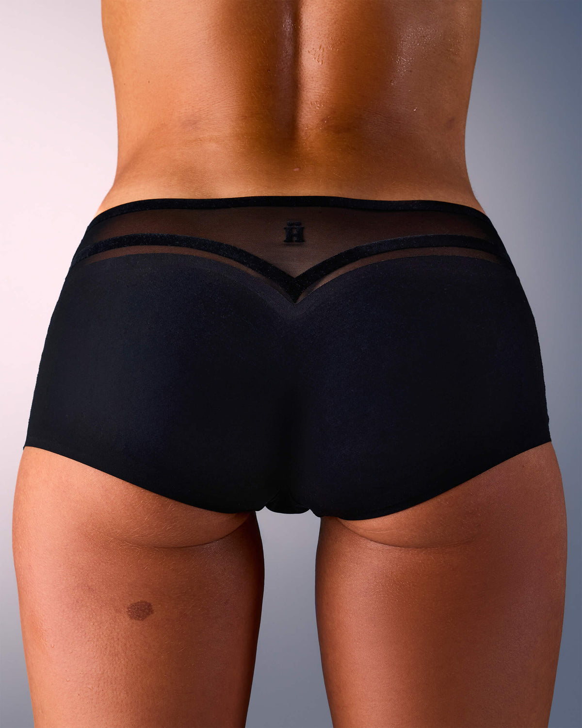 woman wearing hastko seamless sports shorty SHORTY N°19 #color_true-black