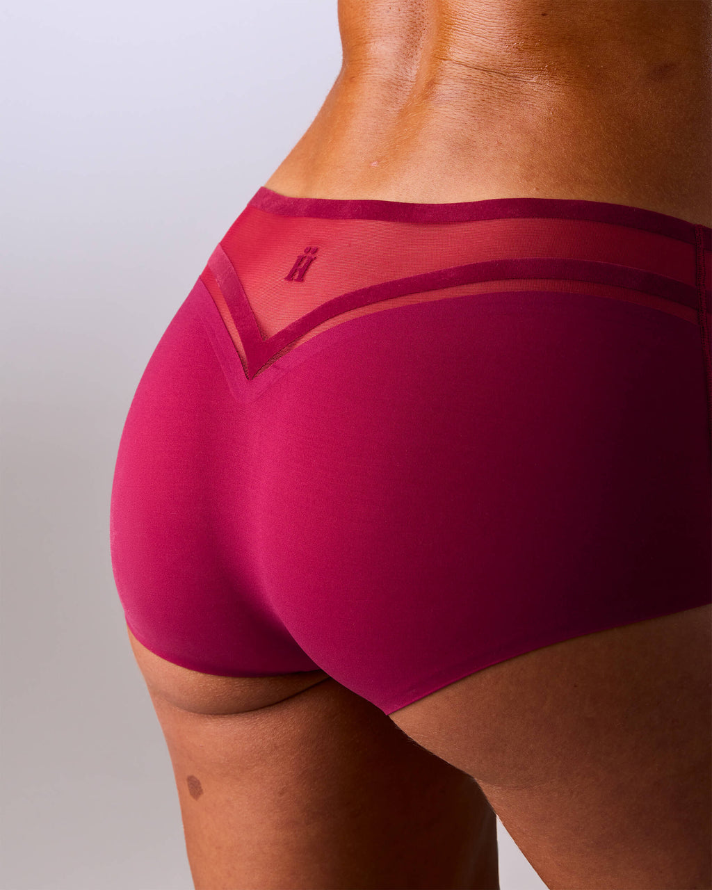 woman wearing hastko seamless sports shorty SHORTY N°19 #color_tuscany-bordeaux
