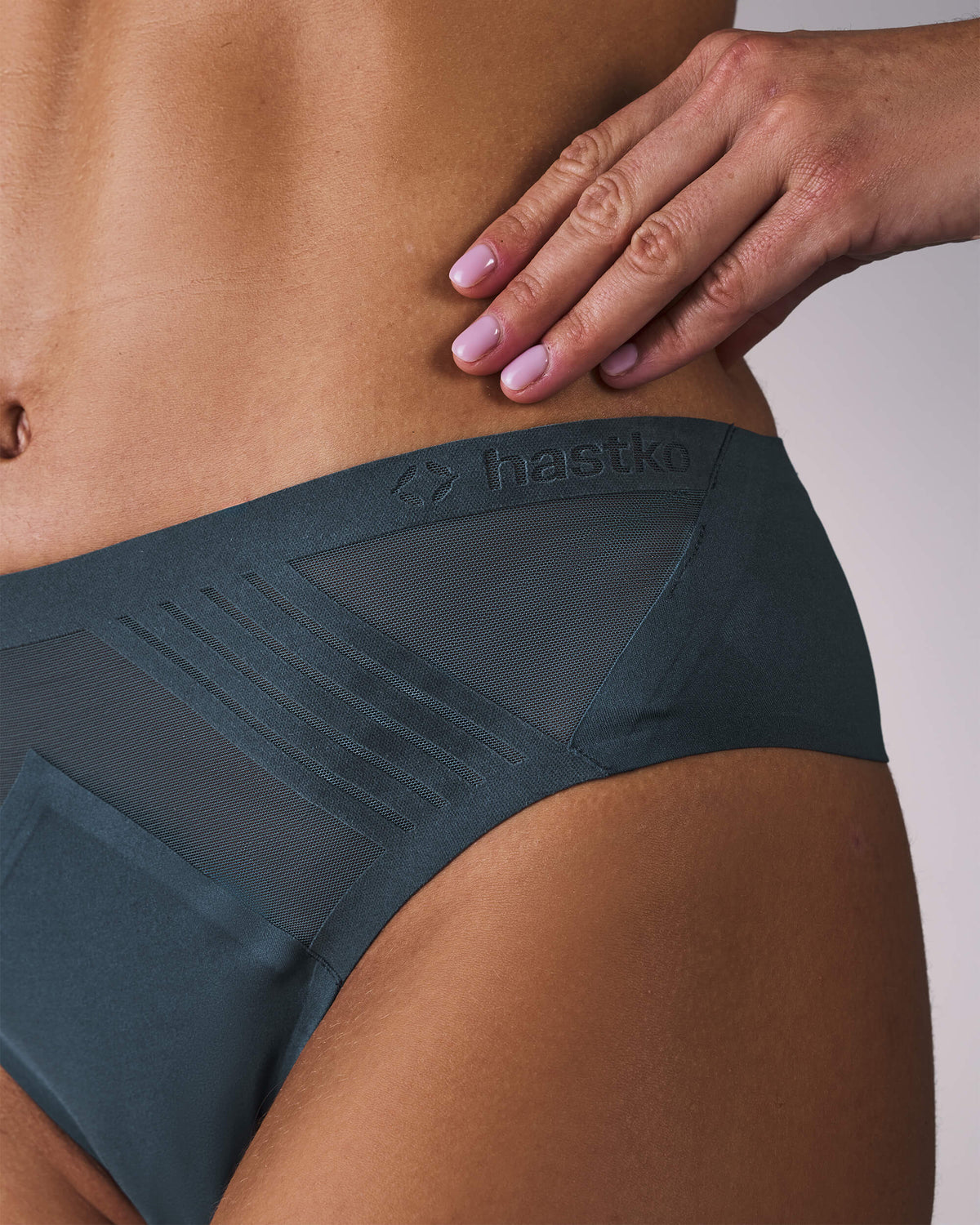 woman wearing a hastko seamless sports tanga TANGA N°23 #color_ardoise