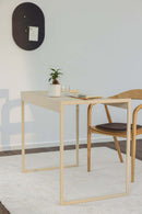 Schreibtisch DONNA in modern Raum mit Stuhl, Pflanze und Schreibmaterial.