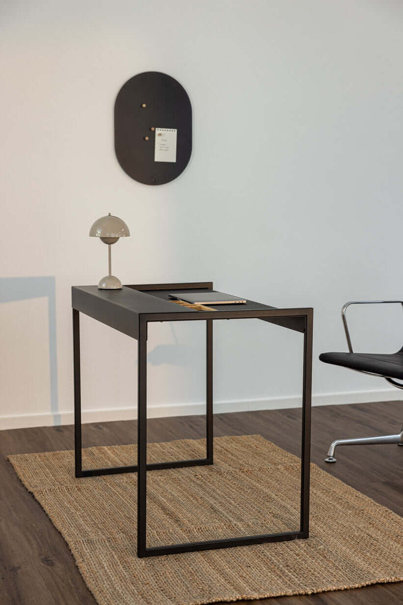 Schreibtisch DONNA in modern Raum mit Tischlampe und Bodenmatte.