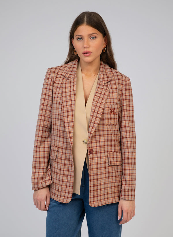 An'ge – Jasje Horty perzik, model in een bruin-beige geruite blazer, vooraanzicht