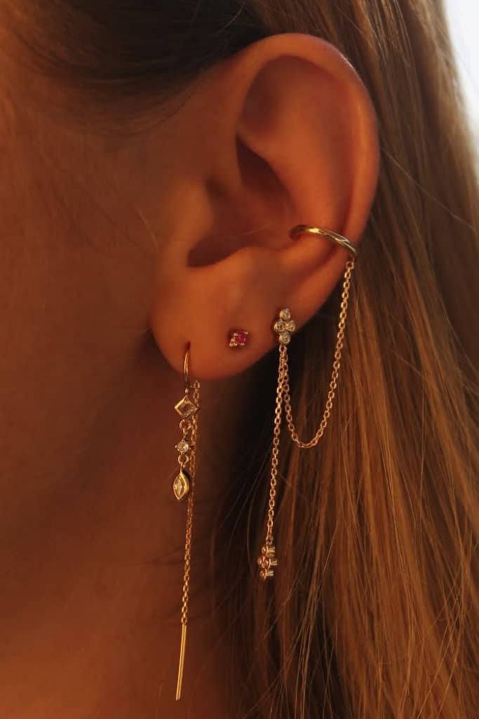 Composition de boucles d'oreilles pendantes, avec une boucle dormeuse