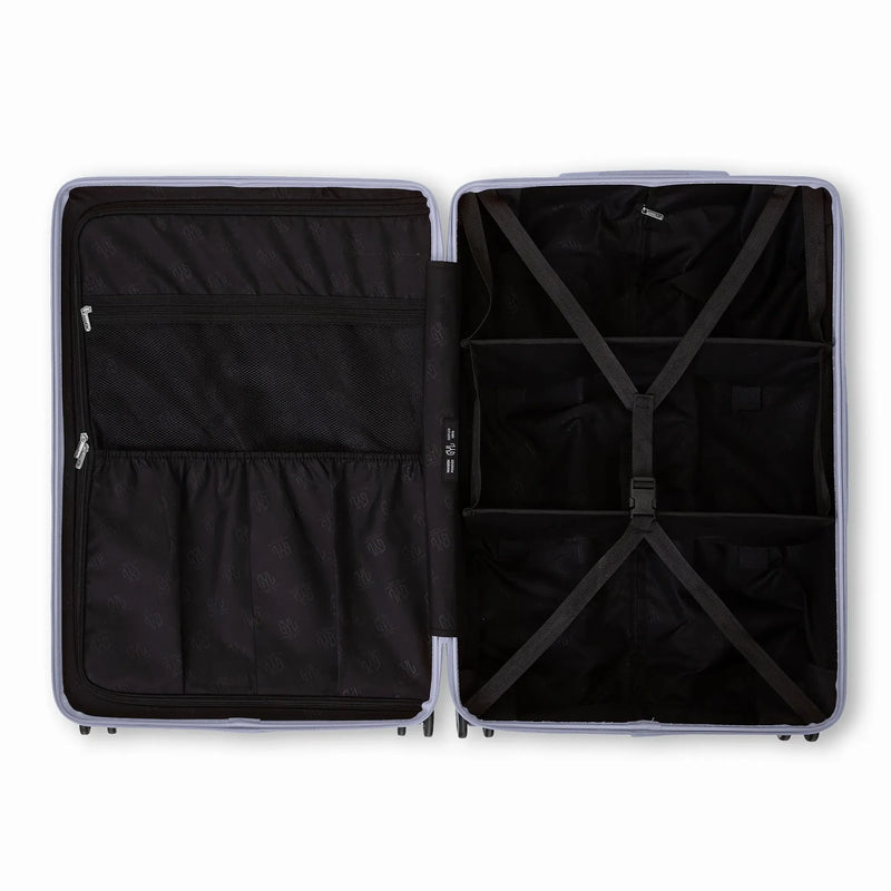 Intérieur compartimenté de la valise GYL Intemporelle argent avec sangles croisées et poches filet. #couleur_argent