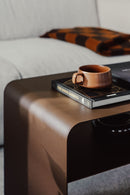 Hermoso diseño COSMO con una taza y un libro en la base, ideal para muebles modernos.
