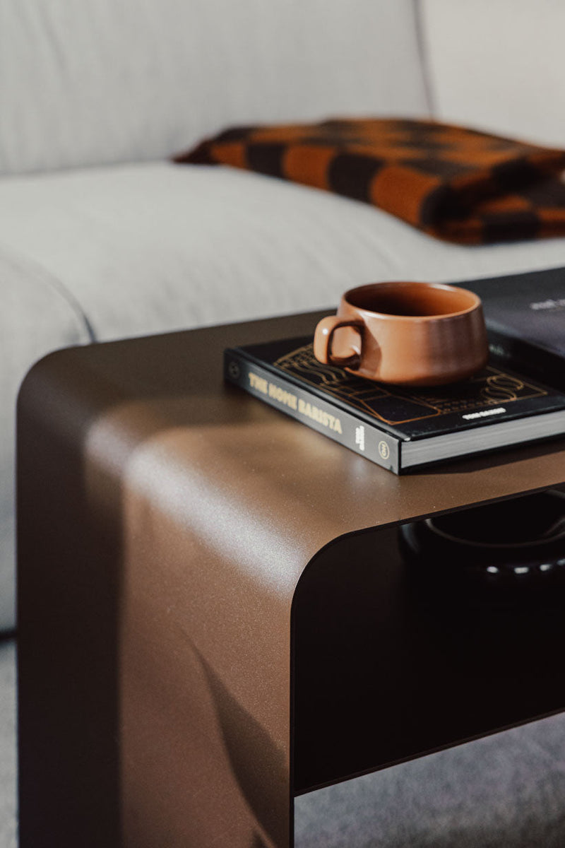 Hermoso diseño COSMO con una taza y un libro en la base, ideal para muebles modernos.