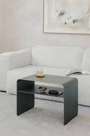 Beistelltisch COSMO aus pulverbeschichtetem Metall, moderno y minimalista, neben einem Sofa platziert.