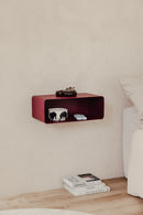 Hängender Nachttisch NELIO in Rot, minimalist Design a Wand montiert, ideal for modern Schlafzimmer.