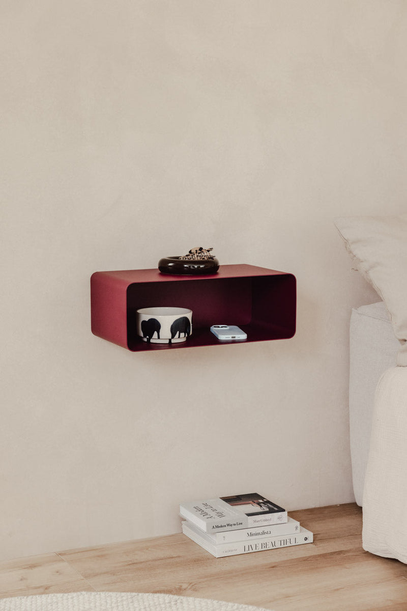 Hängender Nachttisch NELIO in Rot, minimalist Design a Wand montiert, ideal for modern Schlafzimmer.
