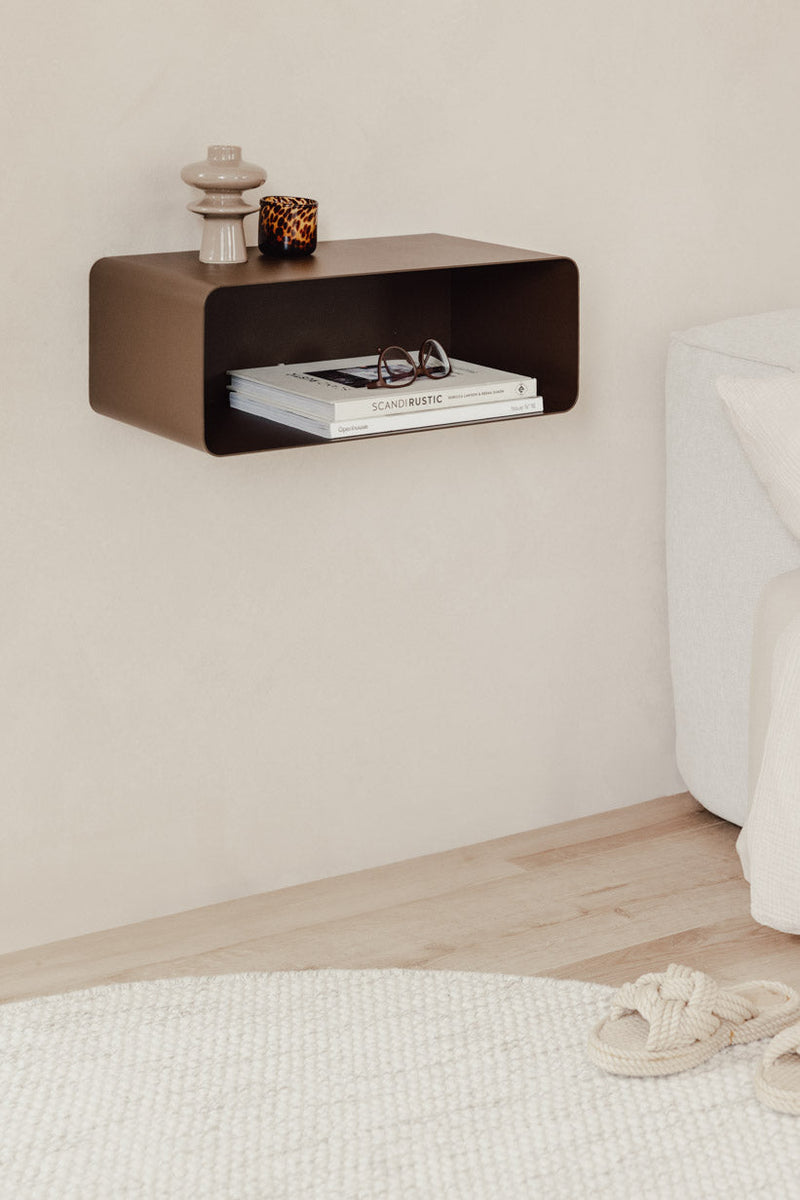 Hängender Nachttisch NELIO in modern Design with Bücherregal and decorative Elements on the Wand.