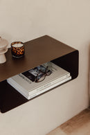Hängender Nachttisch NELIO modern mit Brille und Bücher auf der Ablage, ideal für kleine Räume.