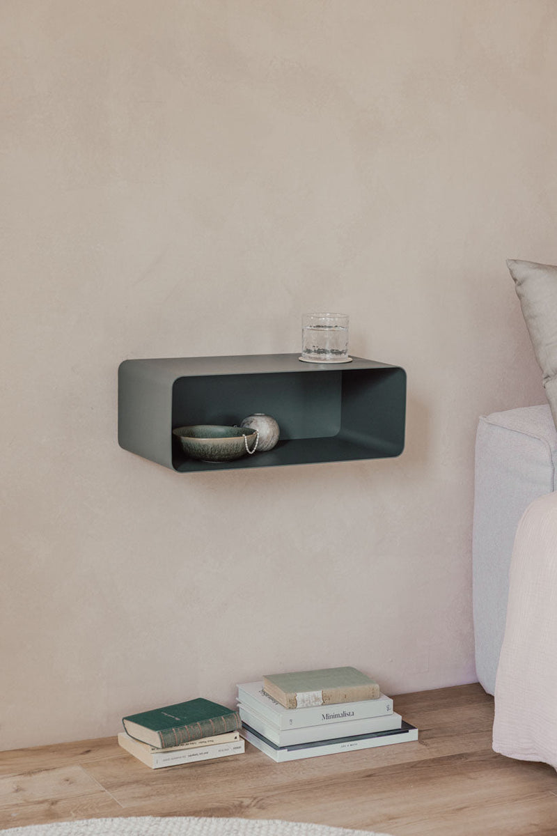 Hängender Nachttisch NELIO in grün, an der Wand montiert, mit Geschirr und Gläsern, ideal für modern Schlafzimmer.
