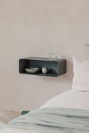 Hängender Nachttisch NELIO in modern Design an einer Wand mit Decorative elements.