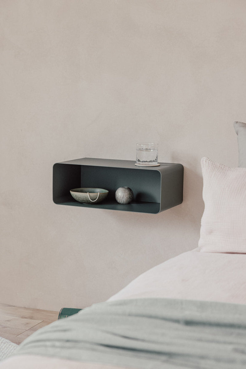Hängender Nachttisch NELIO in modern Design an einer Wand mit Decorative elements.