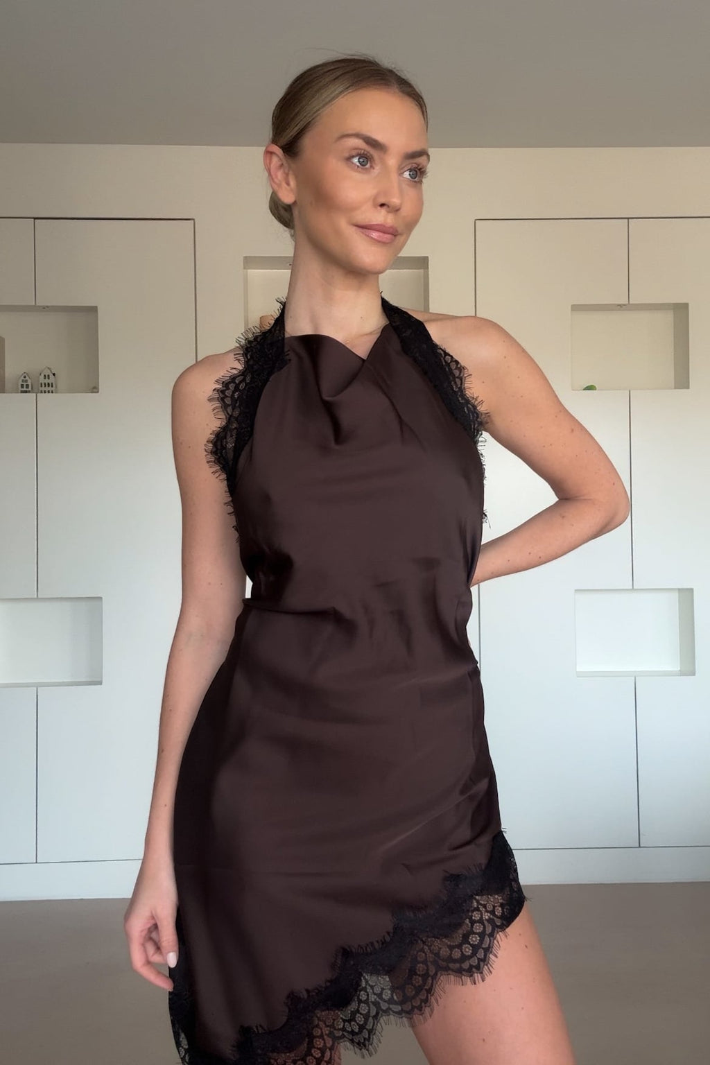Vestido de Espalda Descubierta en Encaje Marrón