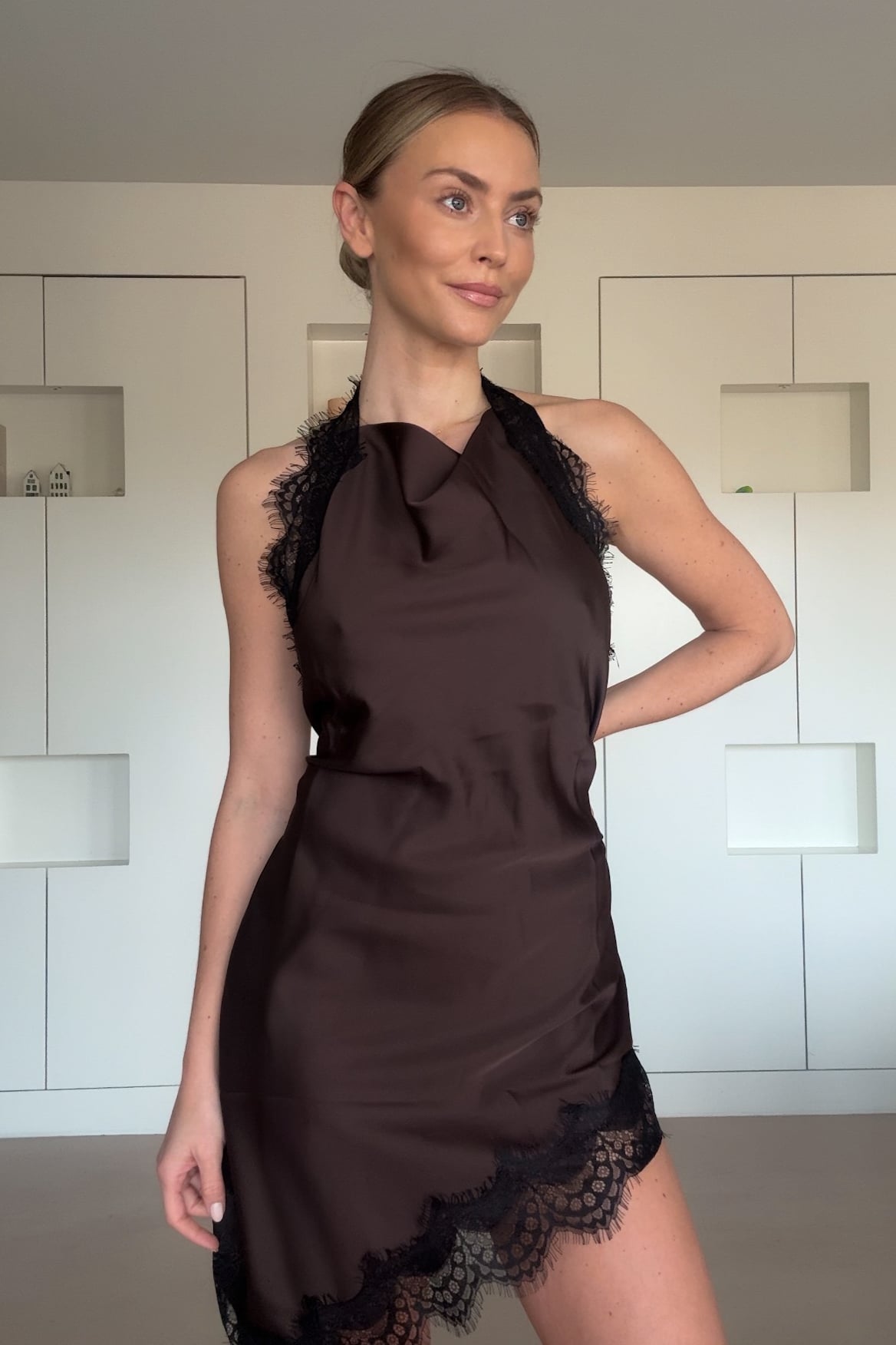 Vestido de Espalda Descubierta en Encaje Marrón