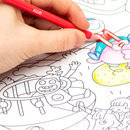 Main d'enfant coloriant le poster "Kids Life" OMY avec des feutres rouges