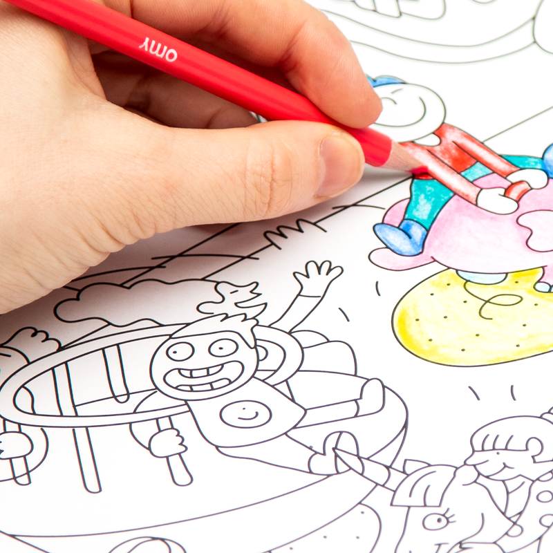 Main d'enfant coloriant le poster "Kids Life" OMY avec des feutres rouges