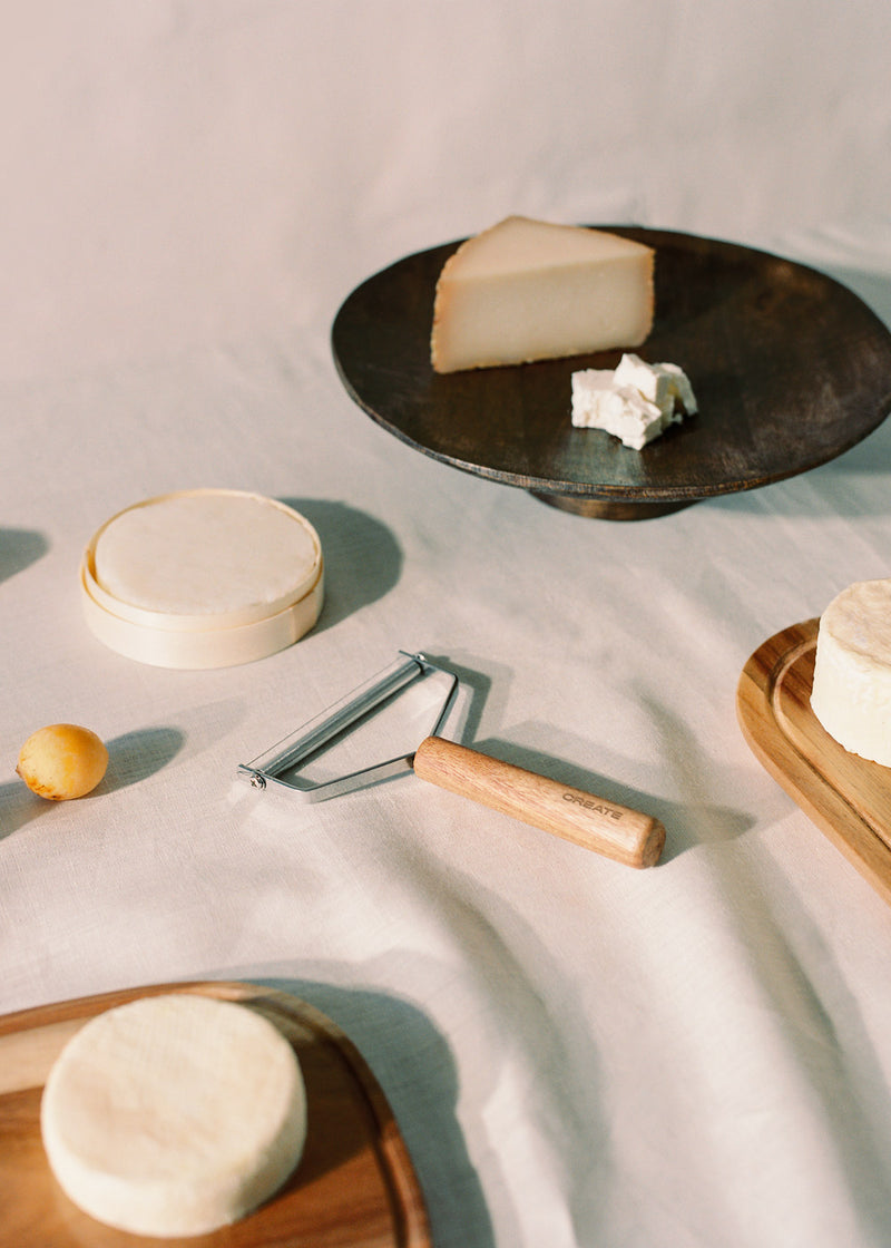 Kitchenware Essentials - Alambre para queso con mango de madera de acacia