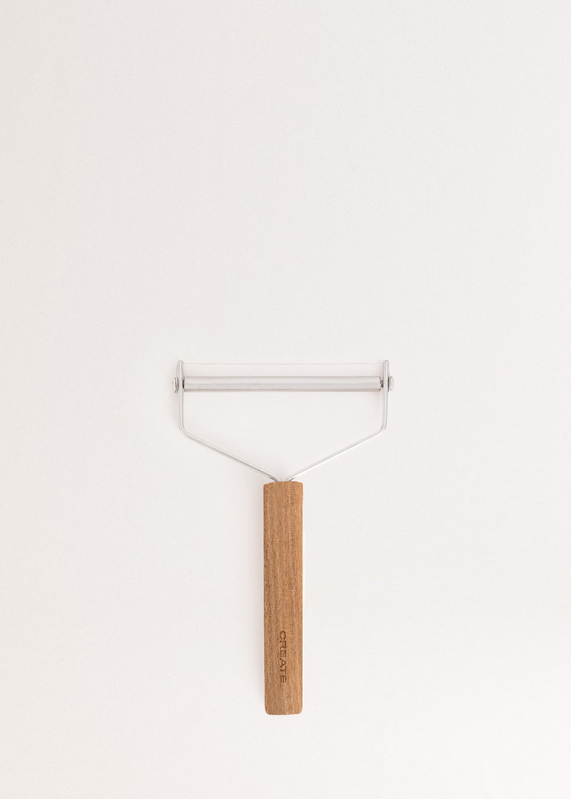 Kitchenware Essentials - Alambre para queso con mango de madera de acacia