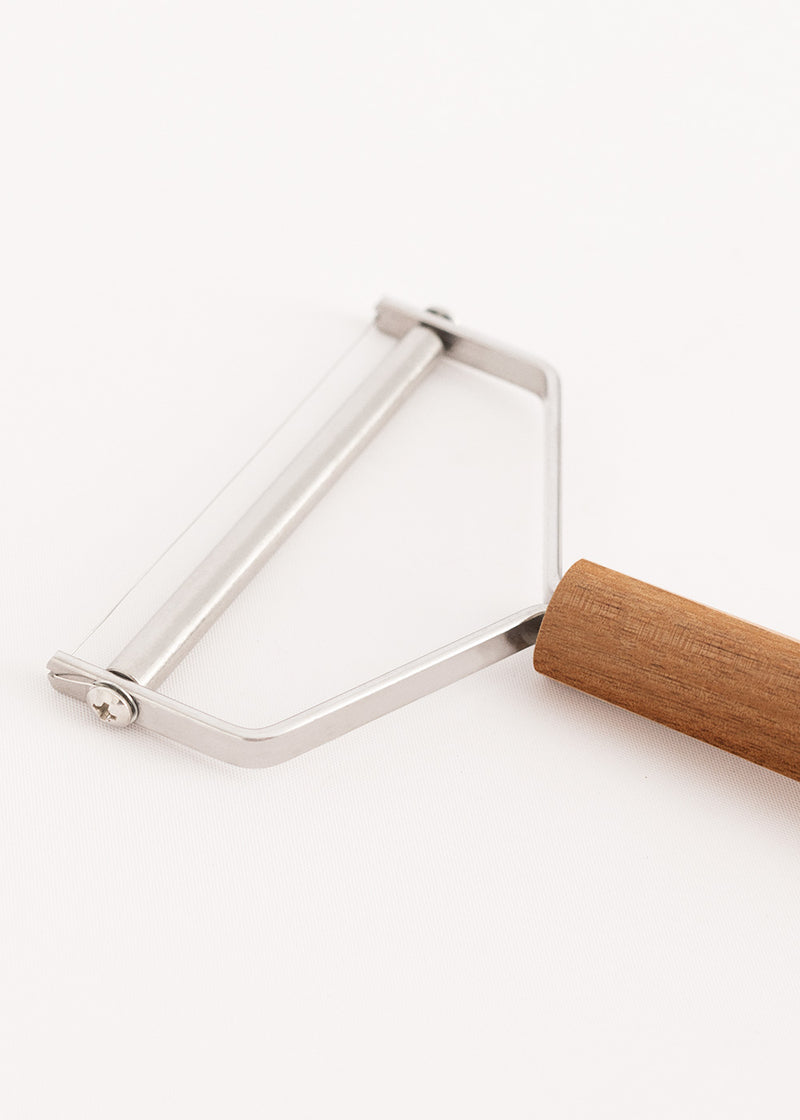 Kitchenware Essentials - Alambre para queso con mango de madera de acacia