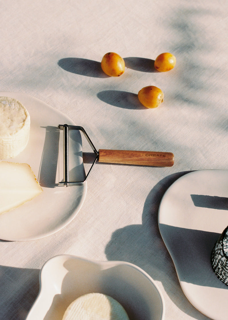 Kitchenware Essentials - Alambre para queso con mango de madera de acacia