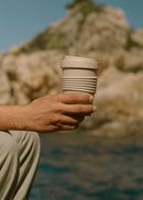 Menaje Outdoor Eco - Vaso Café Con Tapa Material Reciclado - Arena