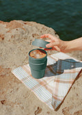 Kitchenware Outdoor Eco - Verre A Café Avec Couvercle En Matériel Recyclé - Vert Sauge
