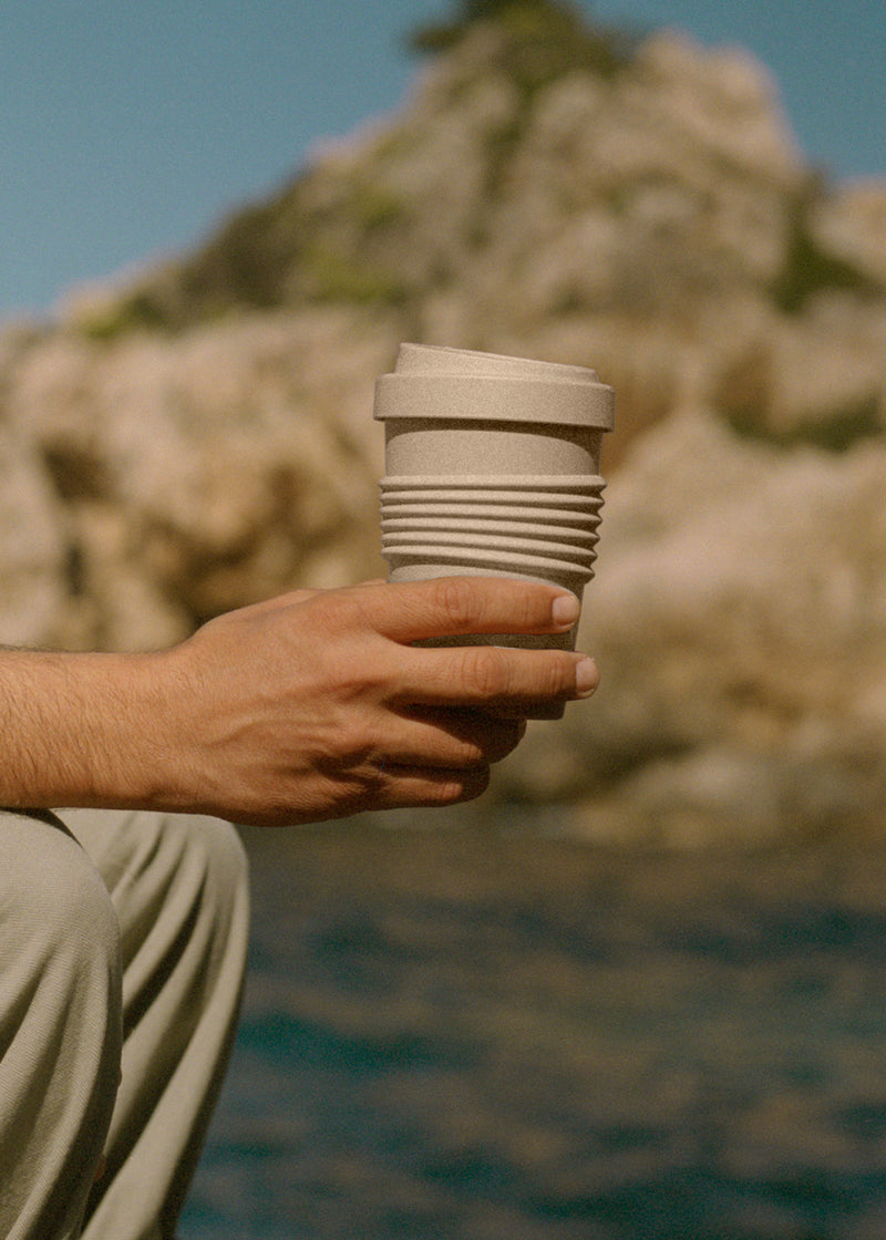 Menaje Outdoor Eco - Vaso Café Con Tapa Material Reciclado - Arena